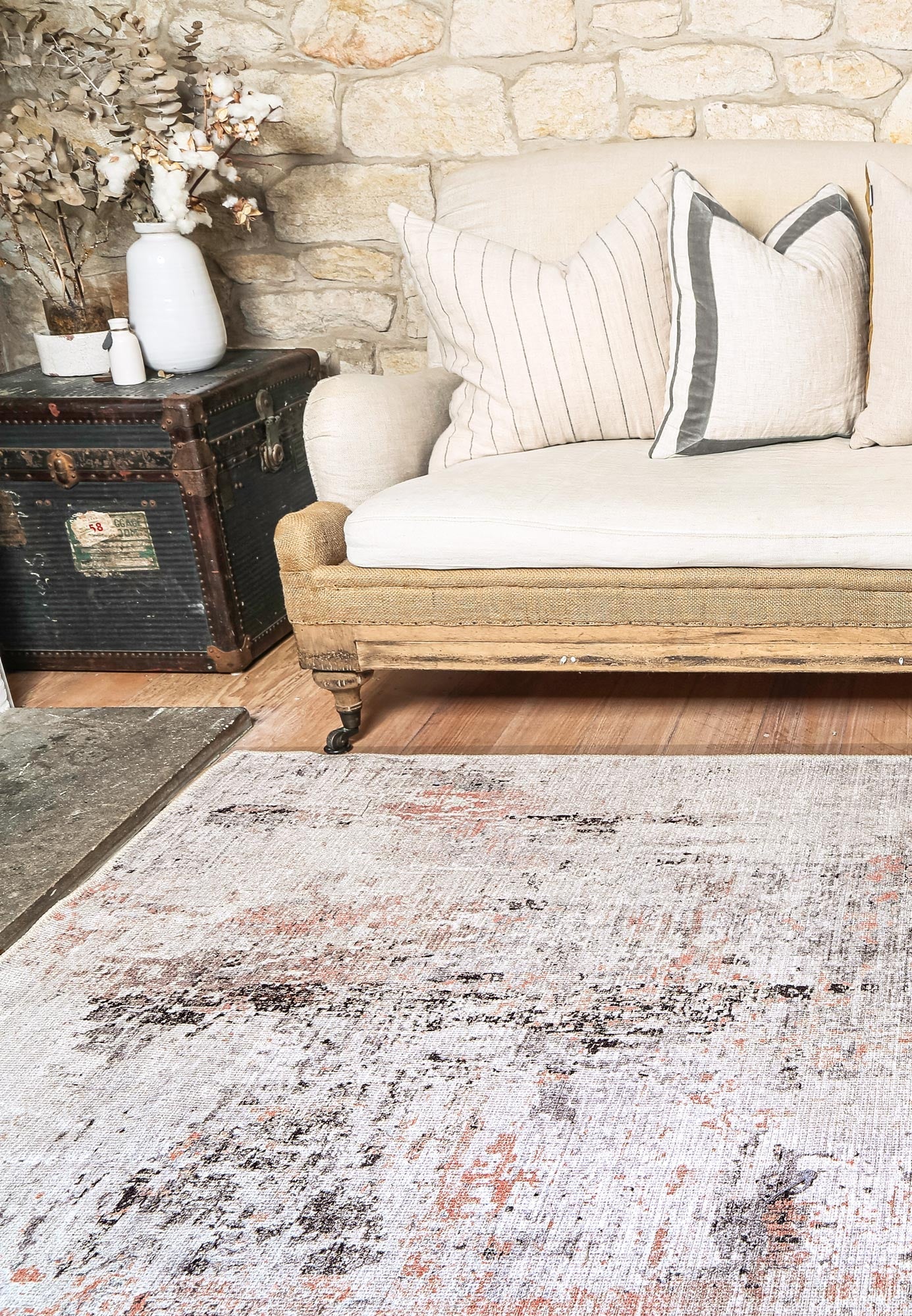 vintage-crown-charles-ivory-blush-distressed-vintage-rug 160x230