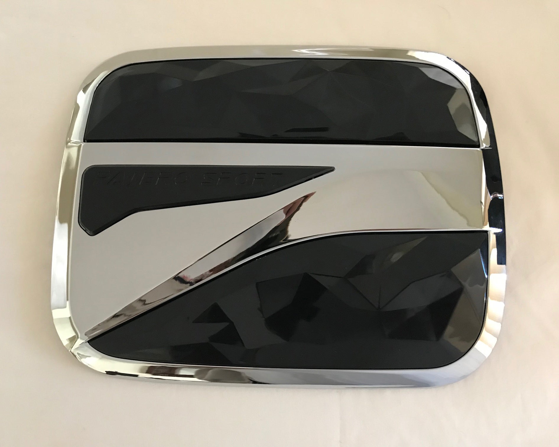 mitusbishi pajero sport fuel light trim black chrome my 2016