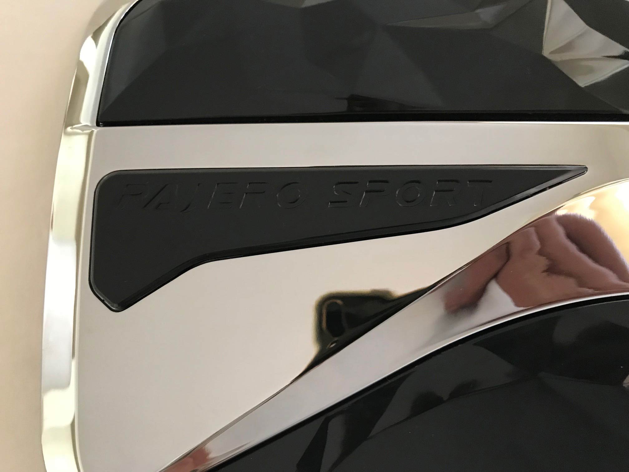 mitusbishi pajero sport fuel light trim black chrome my 2016